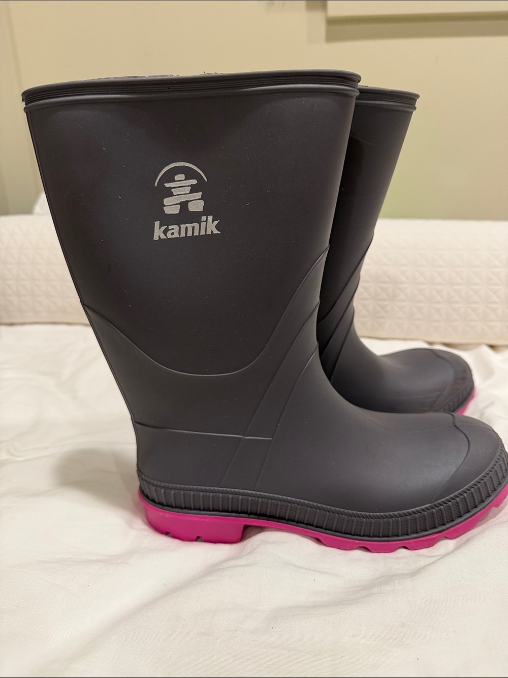 Kamik girls rain boots size 5 gray pink made in Canada